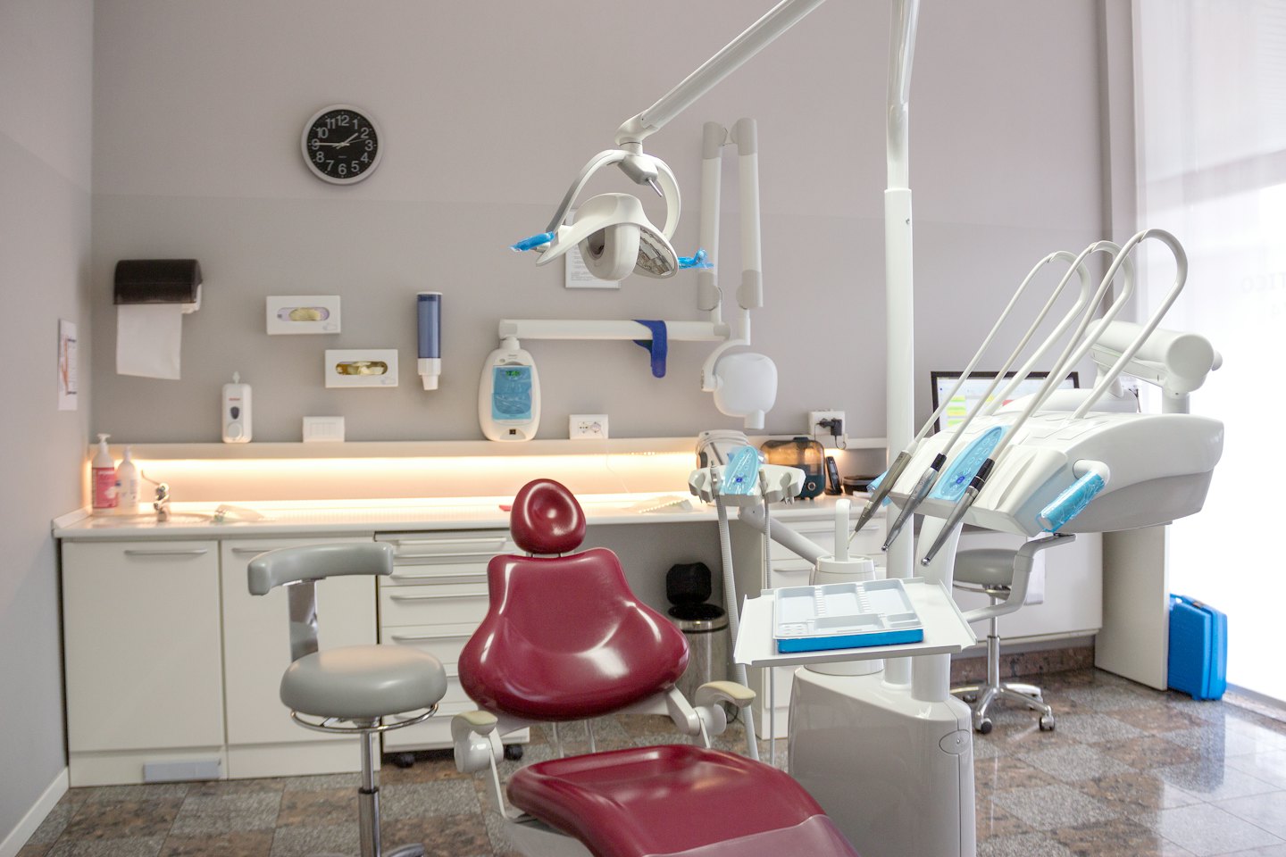 Modern dişçi koltuğu ve tıbbi aletlerin bulunduğu modern dişçi kliniği.